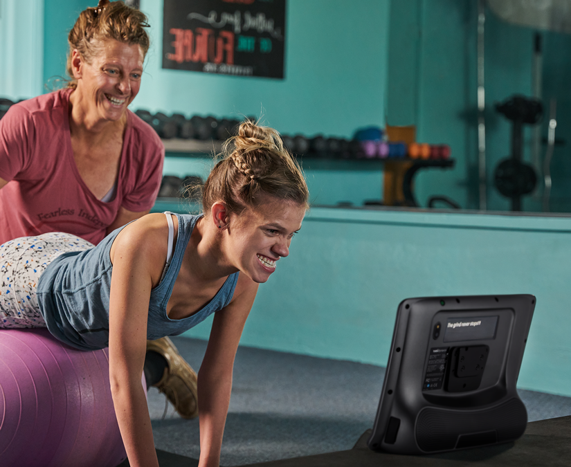 Kvinde, der bruger sin Tobii Dynavox TD I-Series hjælpeteknologi i fitnesscentret