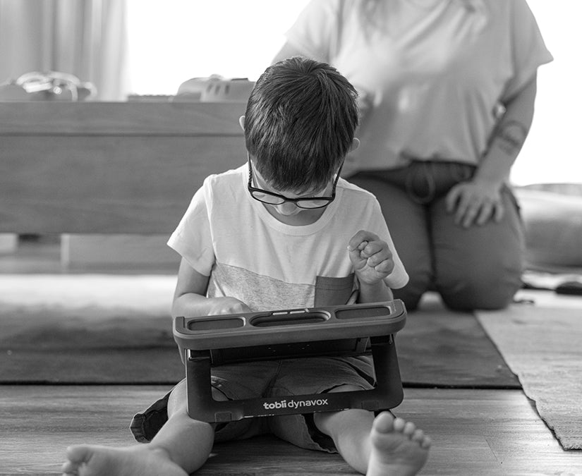 Autistisk dreng, der bruger en Tobii Dynavox TD Navio talemaskine til ASK.