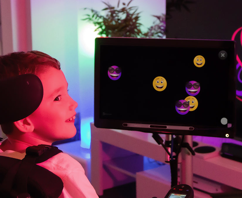 Dreng med funktionsnedsættelse som bruger Sensory Eye FX 2 for at træne øjenstyring.