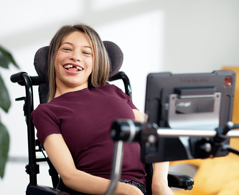 Ung pige bruger TD Pilot talegenererende enhed til at kommunikere