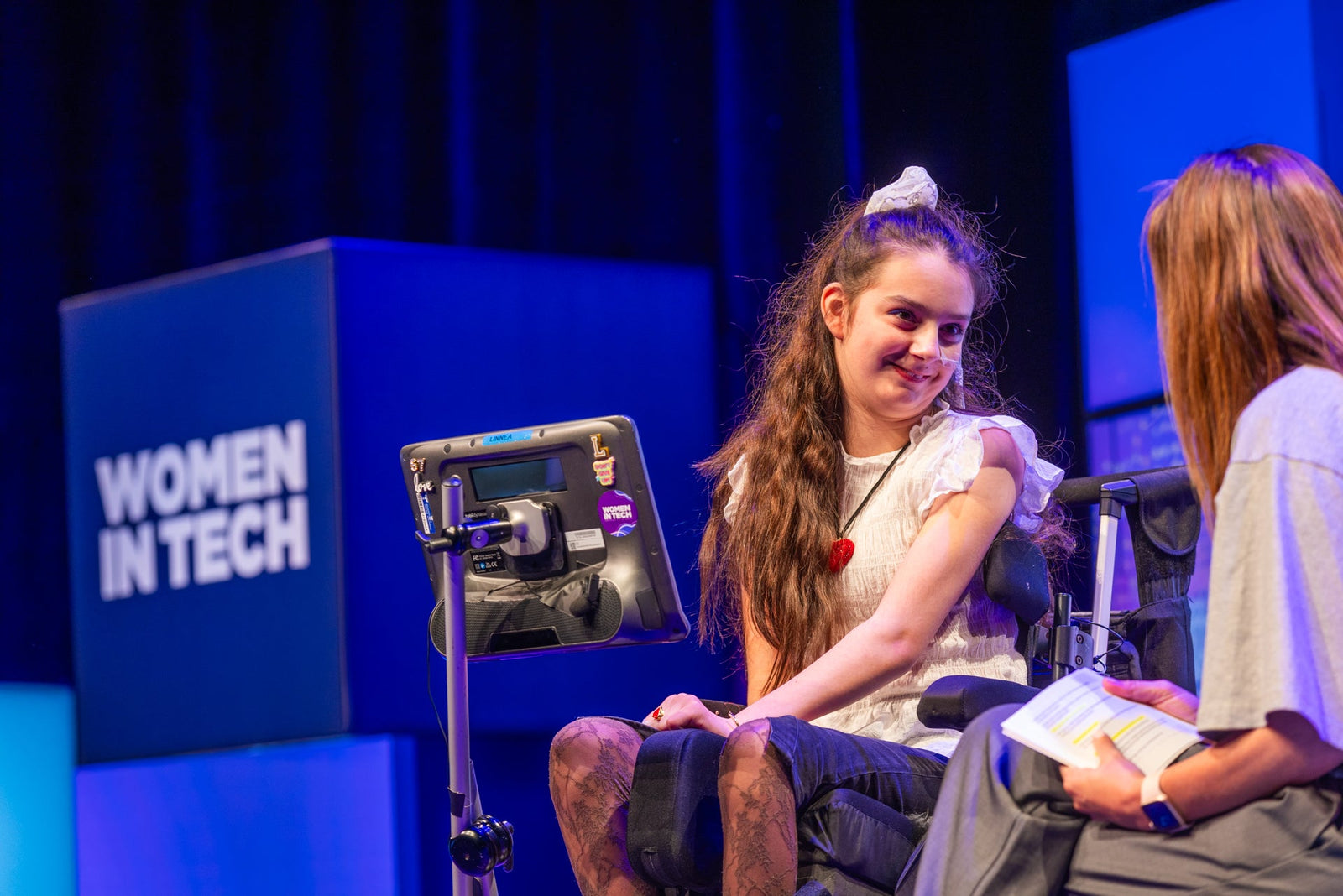 12-årige Linnéa lyser op på scenen ved Women in Tech i Stockholm