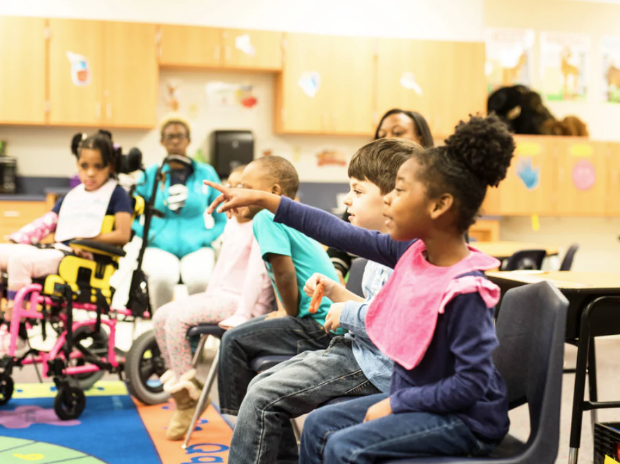 Børn i en specialklasse lærer at kommunikere ved hjælp af ASK.