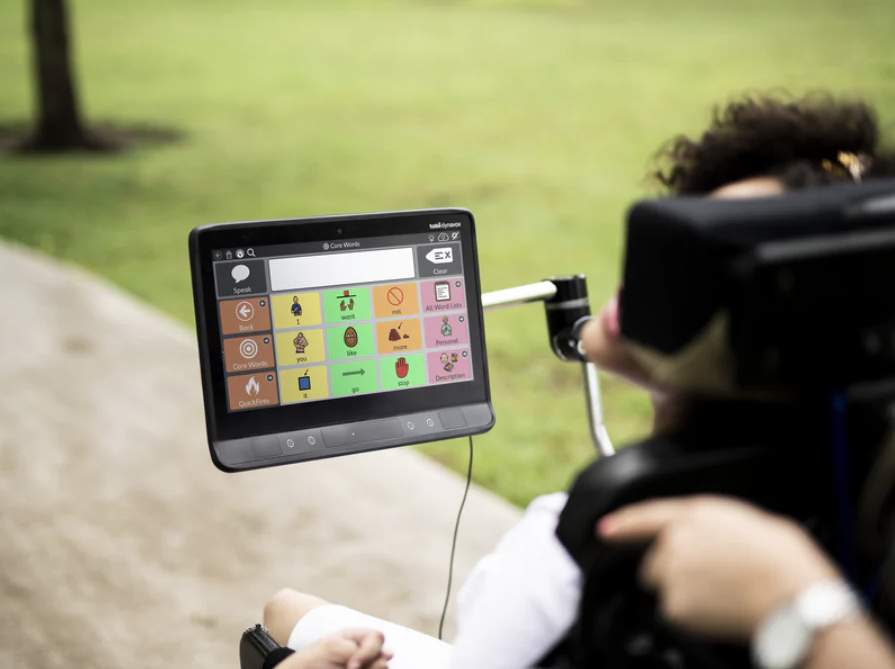 n ung kvinde bruger TD Snap Core First på sin kommunikationsenhed.