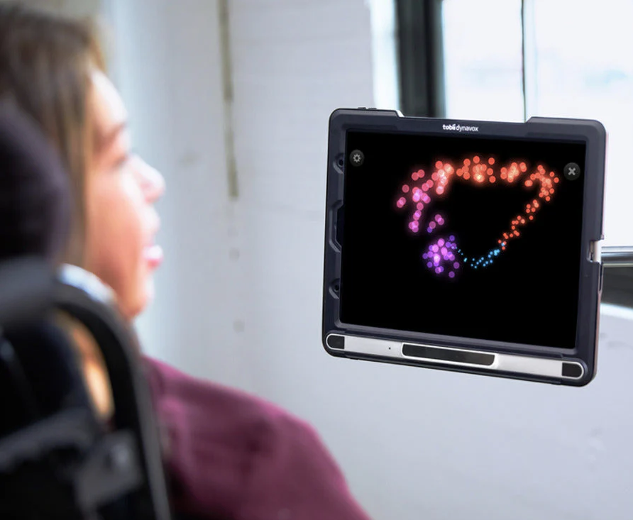 En ung kvinde bruger Sensory Eye FX 2 på en TD Pilot til at øve sig i øjenstyring.