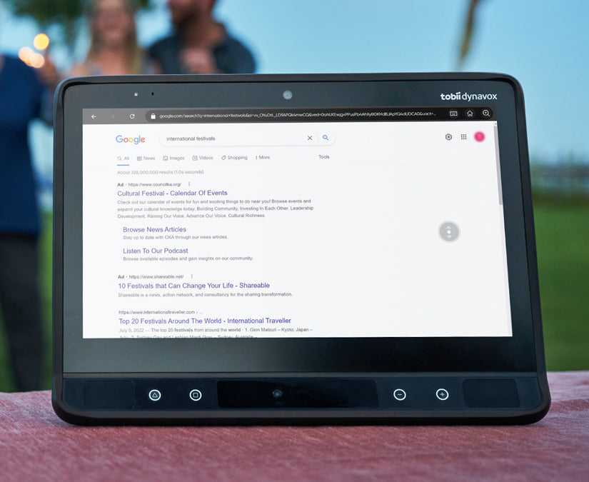 Victor, der bruger TD Browse på en Tobii Dynavox TD I-Series-talecomputer