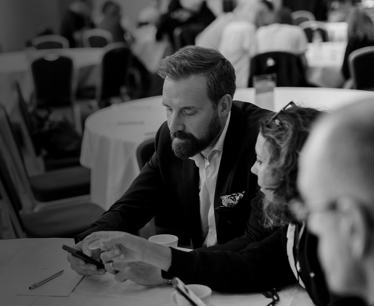 Gruppe af mennesker under et Tobii Dynavox-kursus om assisterende kommunikation