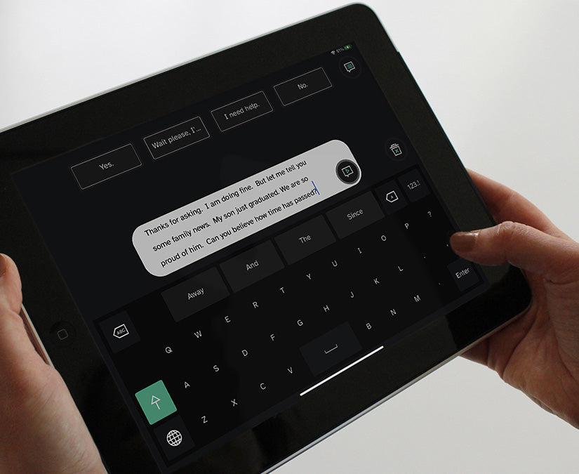 Person som bruger hånden til at kommunikere på en Tobii Dynavox talemaskine 