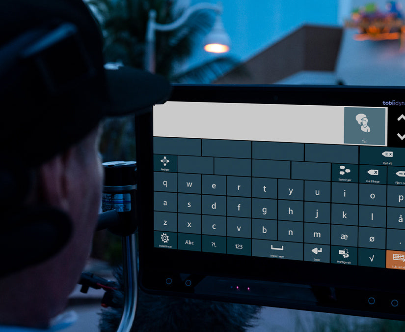 Mand, der bruger Tobii Dynavox Communicator 5 på sin I-16 talecomputer