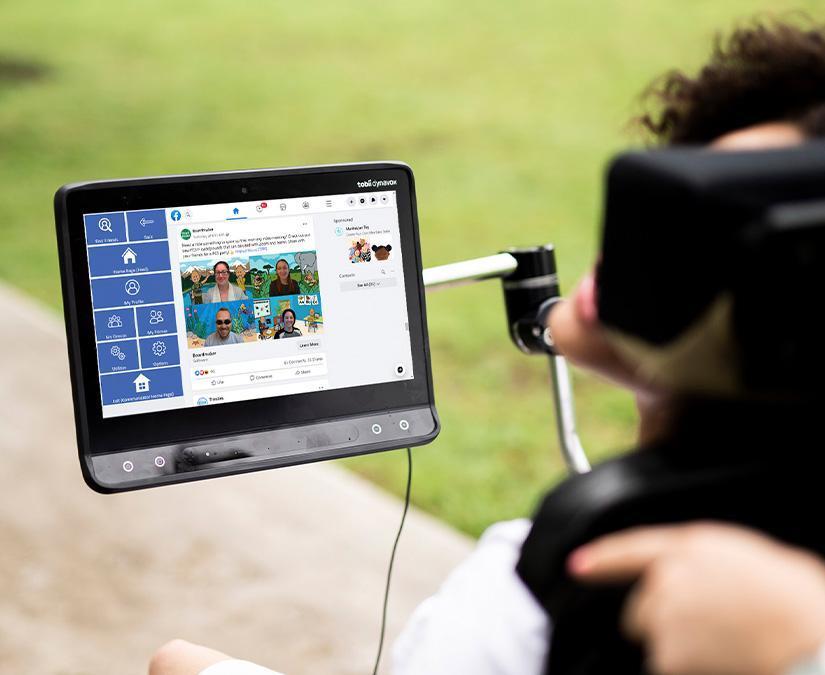 Kvinde, der bruger Tobii Dynavox Communicator 5 Accessible Apps Facebook på en I-Serie