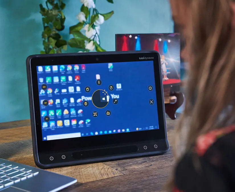 Kvinde, som bruger Tobii Dynavox TD Control på en TD I-Series talecomputer 